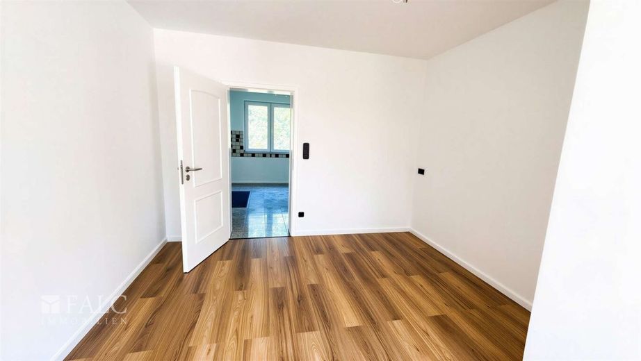 Familientraum in Wuppertal - freistehendes Haus mit Garten – Wohnzimmer mit Blick in die Küche