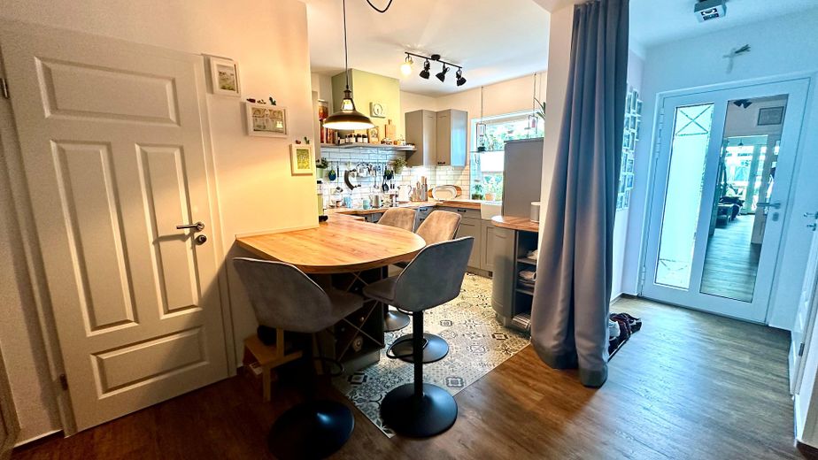 Renoviertes Haus mit Wintergarten, Garage, Werkstatt und Traumgarten - Energieeffizienz Klasse C – Eingangsbereich + Küche