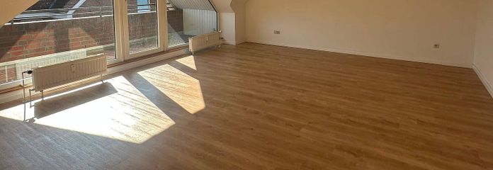 Renovierte 3-Zimmer-Dachgeschosswohnung mit BALKON und EBK – Ansicht I: Wohnzimmer