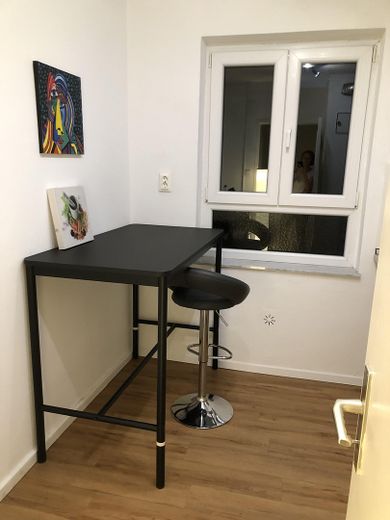 2026 Berlin! Schöner im möblierten Apartment in Steglitz, Elisenstr., zwischen Rathaus & Stadtpark – Küche- Esstisch