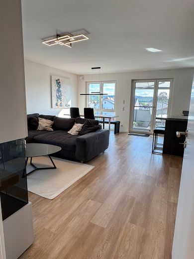 Exklusive 3-Zimmer-Wohnung in Fürth-Burgfarrnbach – hochwertige Küche, Balkon, Aufzug & TG – Wohn- und Essbereich 1
