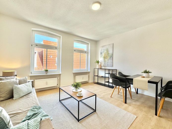 Sofort einziehen oder vermieten! Modernisierte 2-Zimmer-Wohnung in Wismars Altstadt – Wohnzimmer