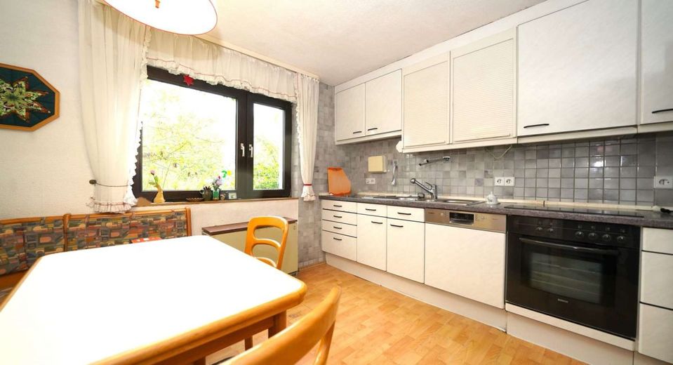 Landhaus mit viel Fläche, XXL-Scheune und 2 zusätzlichen Bauplätzen! - FALC Immobilien – Küche EG