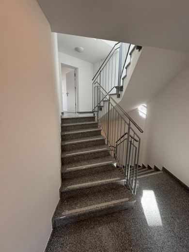 Erstbezug nach Kernsanierung 1-Zimmer Apartment mit EBK – Treppenhaus