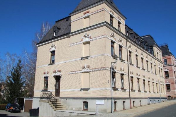 Casa ben tenuta di 3 unità abitative con inquilini piacevoli e giardino, autorimessa sotterranea ecc. - senza commissioni
