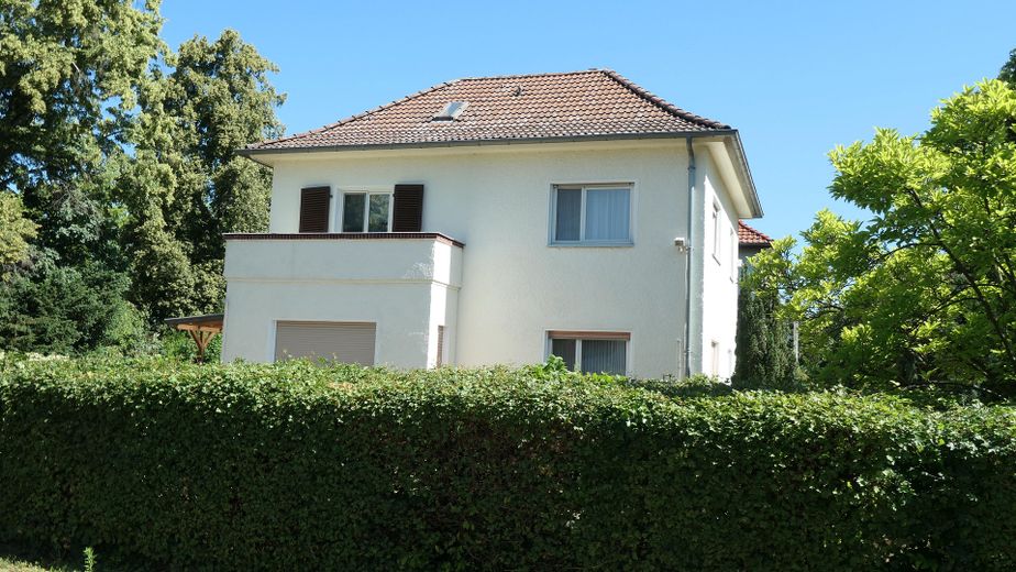 Lankwitz में टैरेस और बड़े बगीचे वाला सुंदर एकल-परिवार का घर – Ansicht Südfassade mit Hecke