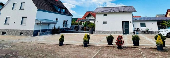 Casa residenziale con diverse unità abitative possibili e edificio accessorio separato su un terreno di circa 1110 m2