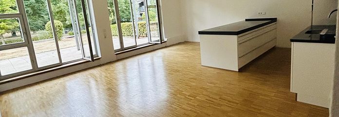 टेरस और मॉड्यूलर रसोई वाला 3 कमरों का अपार्टमेंट – Küche und Wohnzimmer