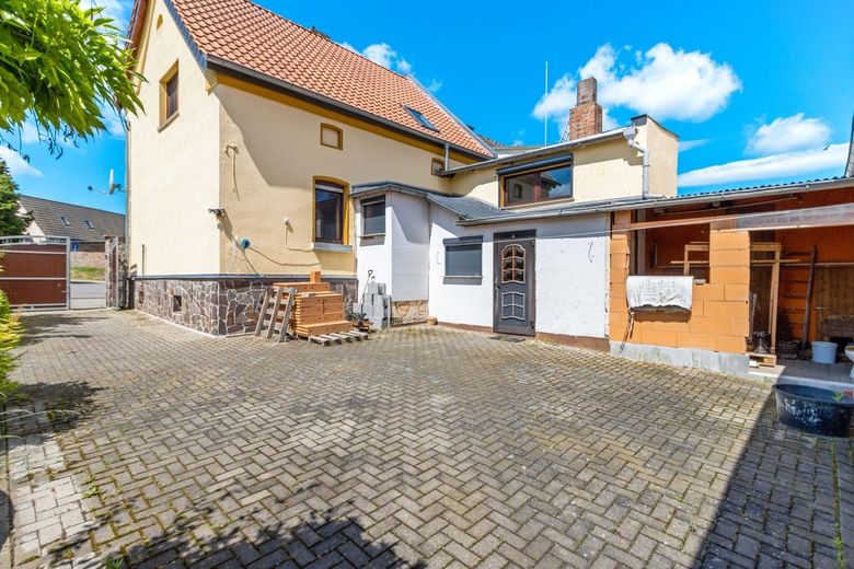 Sie mögen es ruhig und wollen auf´s Land?
Einfamilienhaus in Priester- Wettin-Löbejün- bezugsbereit! – Ansicht Hof