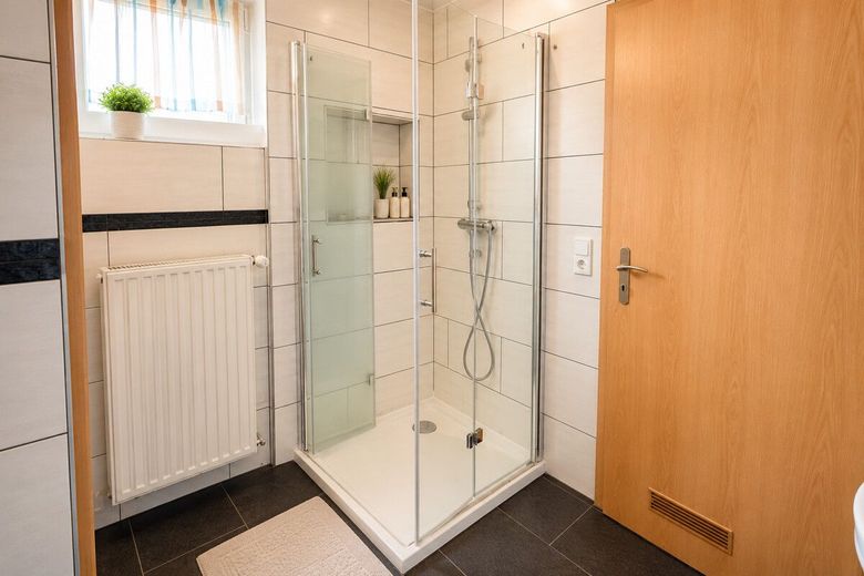 PROVISIONSFREI|Charmantes Stadthaus mit Innenhof, Garage &amp; viel Potenzial in Luckenwalde – Badezimmer