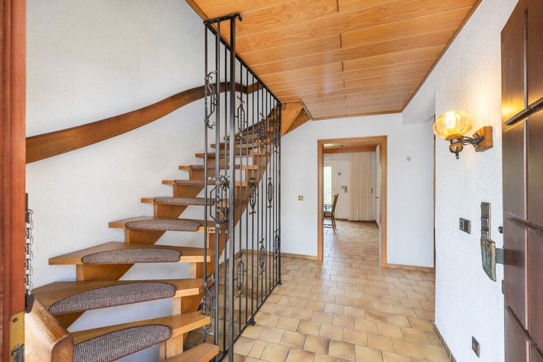 Großes Wohnhaus mit Garage, Garten und Zugang zum Fockenbach: Viel Raum für Ideen in Niederbreitbach – Treppe zum OG