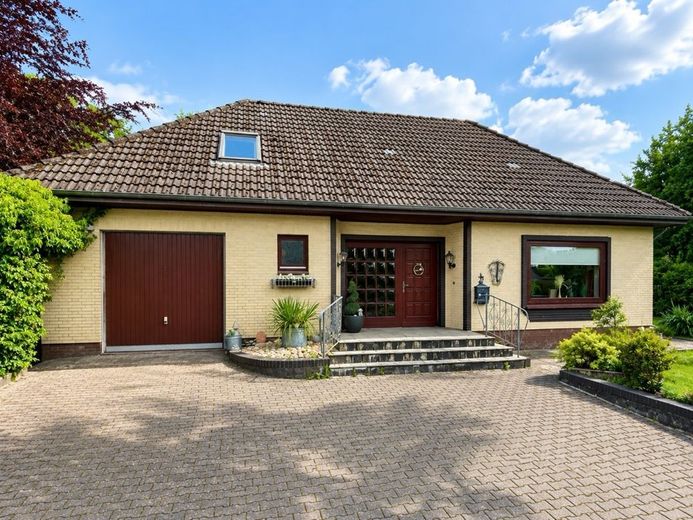 Gepflegter Bungalow mit Terrasse, Garten und Garage in Schalkholz zu verkaufen – Bild 1