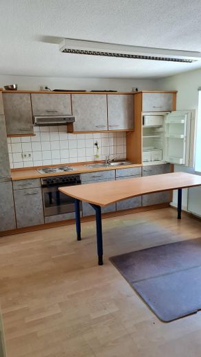 Selten angebotenes Ensemble mit zwei Häusern, Gewerbehalle und großem Grundstück! – Büro Küche
