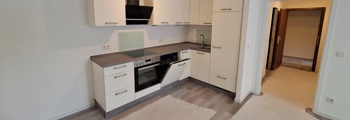 Appartamento ristrutturato integralmente di 2 locali con cucina abitabile, al piano rialzato, con balcone, garage sotterraneo e nuova cucina di marca – Moderne Küche
