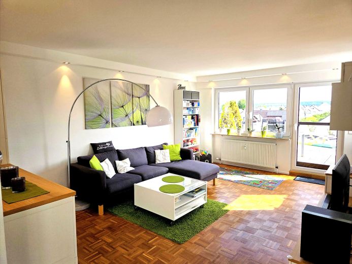 Hausgefühl: Eigener Hauseingang & 31 m² Panorama-Terrasse – Wohnzimmer