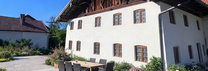 Kernsaniertes Bauernhaus v. 1482 mit Denkmalschutz – Ansicht Südseite mit Terrasse