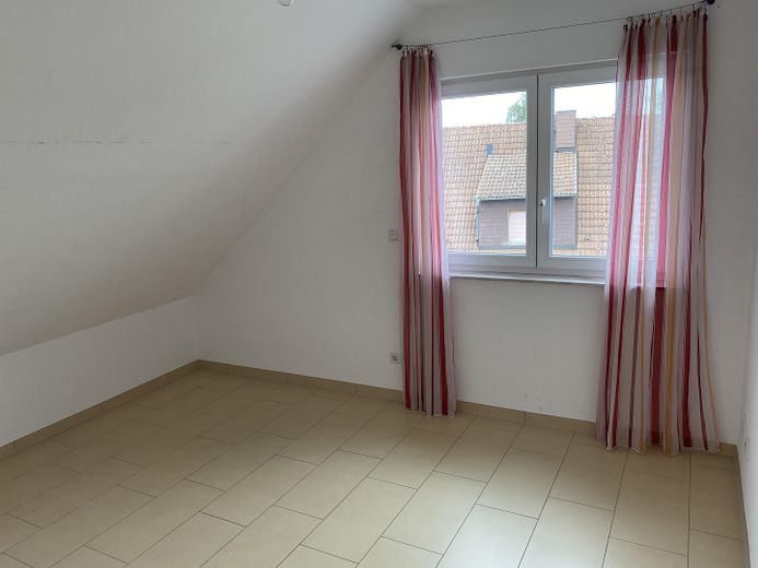 Appartamento mansardato di 4 locali, pari al nuovo, con grande balcone e cucina componibile a Münster Hessen – Foto 8
