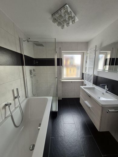 Esclusivo appartamento mansardato centrale di 3,5 locali con finiture interne di pregio, loggia e cucina componibile – Bad