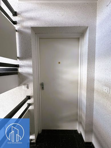 Lichtdurchflutete 3-Zimmer-Wohnung mit 3 Balkonen, Aufzug &amp; Garage - Wohnen mit Weitblick 90427 Nbg – Wohnungseingangstür