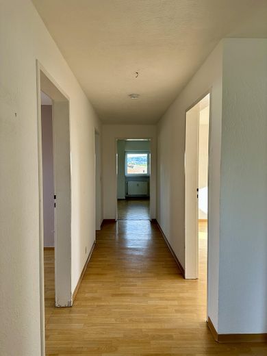 Lichtdurchflutete 3,5-Zi-Dachgeschosswohnung mit Panoramablick auf der Bellevue – Foto 5