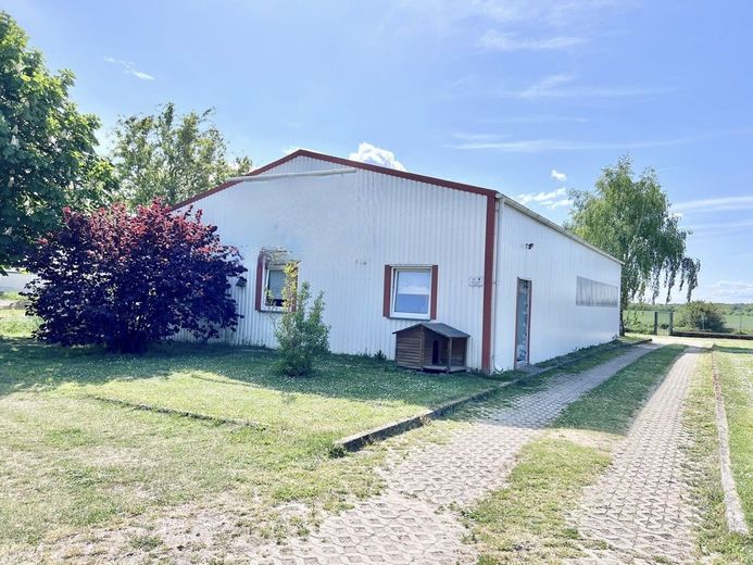 Arbeits- und Lagerhalle