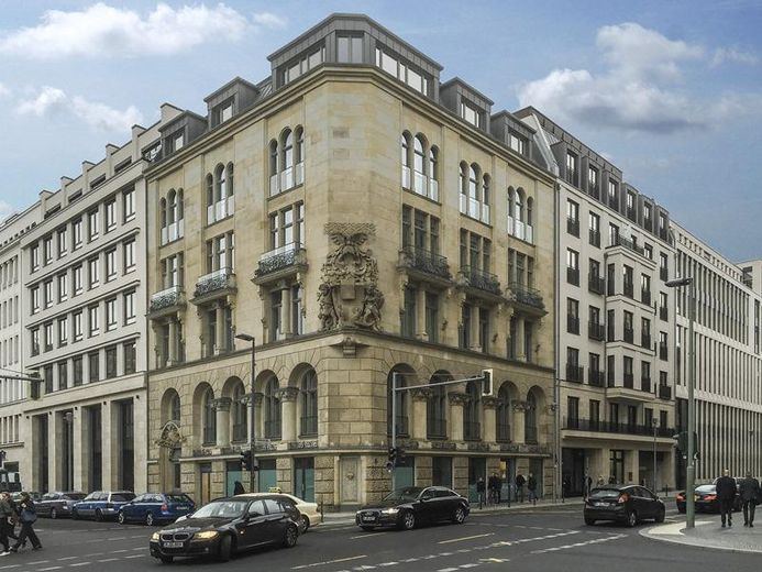 Corner retail space in a prime location – Berlin Mitte – Aussenansicht