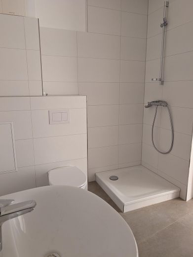 Wyjątkowe mieszkanie 1,5-pokojowe z działką ogrodową przy murach miejskich w centrum Greifswaldu – Modernes renoviertes Bad