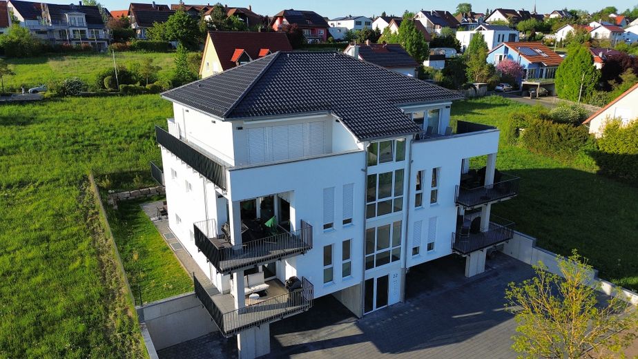 Premium 3-kamerappartement met 2 balkons, prachtig uitzicht en inbouwkeuken aan de rand van het veld! A+ – Außenansicht