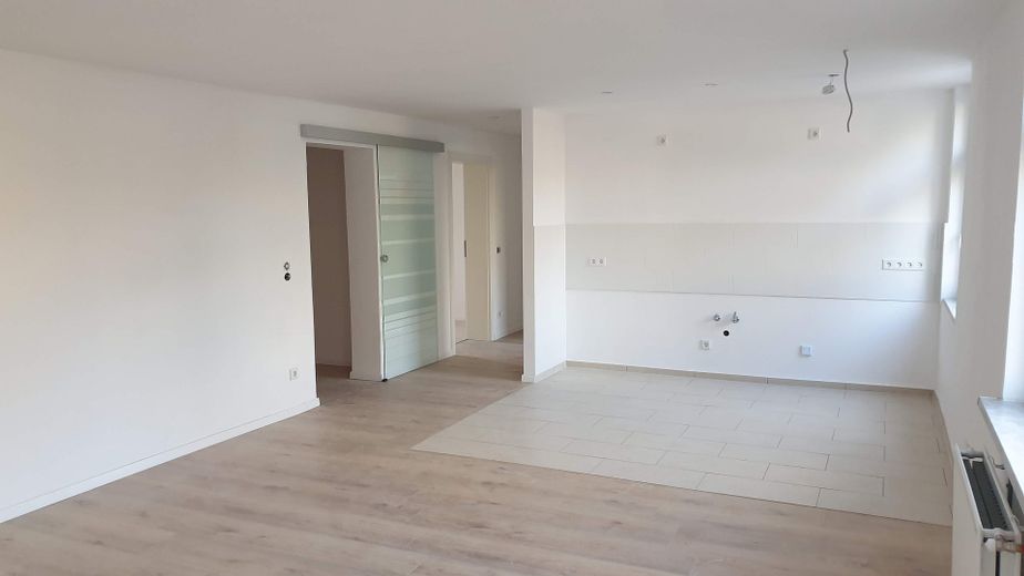 Attraktive, sanierte 75 m² Wohnung (Zweitbezug) mit Tageslichtbad und offener Wohnküche in Köthen – Wohn und Essbereich