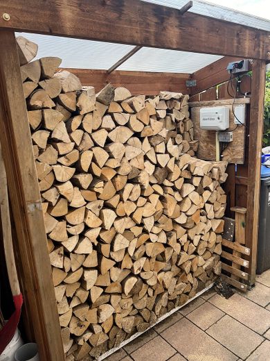 Kaminholzunterstand mit Bewäss