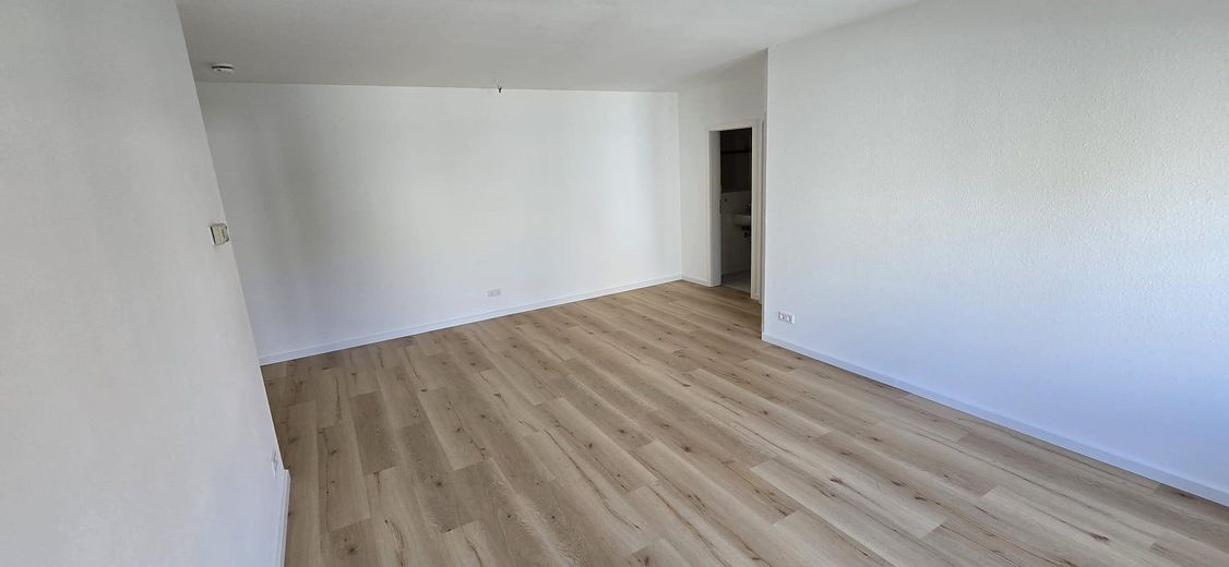 2 Zimmer in Bergfelde Hohen Neuendorf mit TG Stellplatz NEUE Einbauküche und Balkon – Wohnzimmer