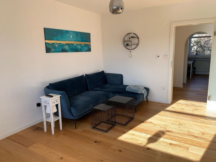 Furnished, stylish 3-room apartment near the Isar (limited until 2028) – Wohnzimmer