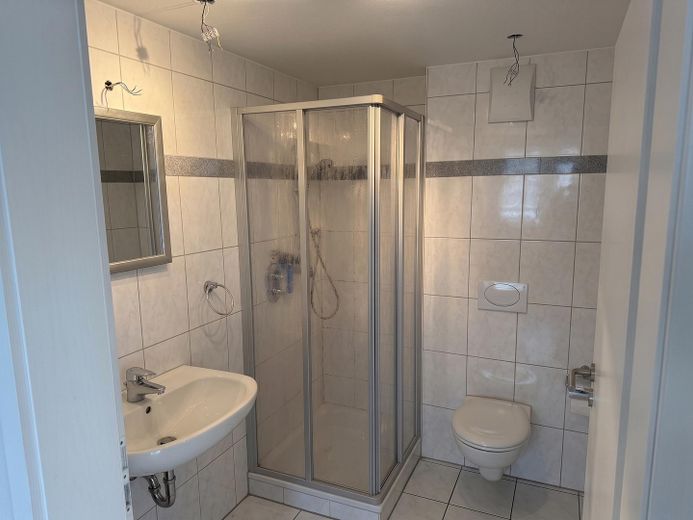Bright, modern 1.5-room apartment with private entrance in Wächtersbach – Badezimmer