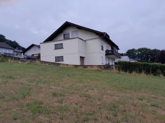 Provisionsfrei von Privat: Großzügiges Mehrfamilienhaus mit Ausbau-Potenzial und Traum-Aussicht – am Ortsrand