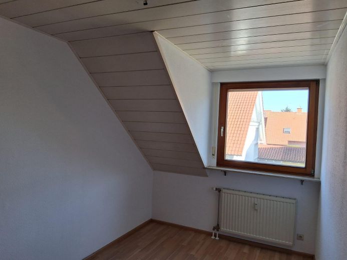 SOFORT BEZUGSFREI! Sehr geräumige lichtdurchflutete 4-Zi- Maisonette-Wohnung inkl. Balkon, Carport – Kinderzimmer