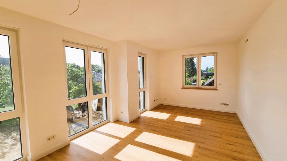 Erstbezug im Grünen: Exklusive 3,5-Zi.-Wohnung mit Premium-EBK & privatem Garten – Wohnraum