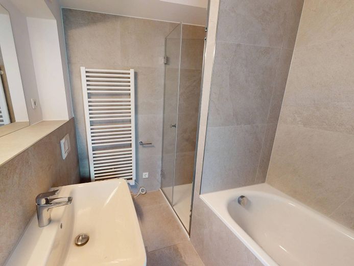 Platz & Komfort, gepaart mit modernem Design: Exklusive 3-Zimmer-Wohnung mit 2 BALKONEN, EBK und 2 Bädern – Ansicht I: Bad I
