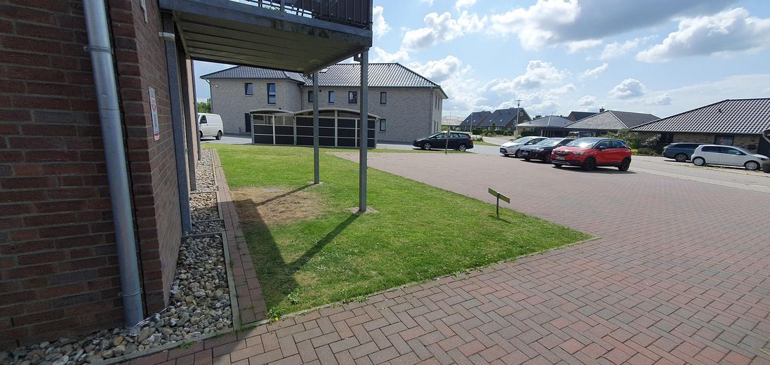 Bewohnerparkplatz vorne