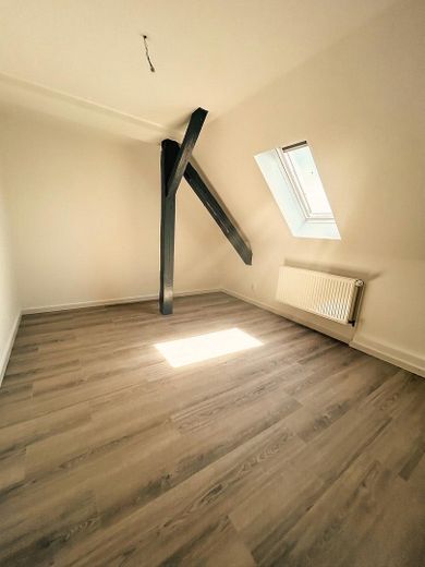 Frisch sanierte 2-Zimmer-Dachgeschosswohnung mit Klimaanlage | Garten optional – Schlafzimmer 2