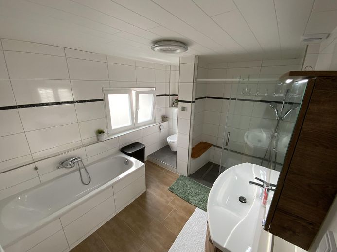 Einziehen, loskochen & wohlfühlen: Modernisiertes XL-Haus mit Traumküche, Komfort-Garage & Garten – OG-Badezimmer 01