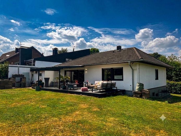 Przestronny dom jednorodzinny z pięknym ogrodem – Garten / Rückseite