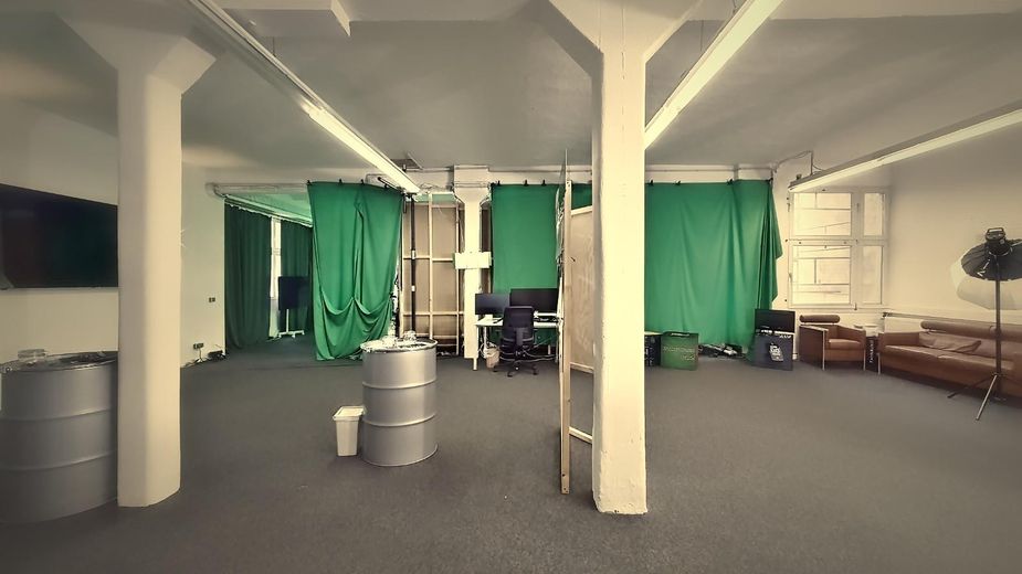 Loft in Wuppertal Elberfeld – Büro, Agentur, Medienproduktion mit Greenscreen-Option – Arbeitsbereich hinter Screen