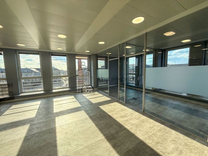ATIK: Moderne, klimatisierte Bürofläche im obersten Stockwerk direkt am Luisenplatz - provisionsfrei – Innenansicht