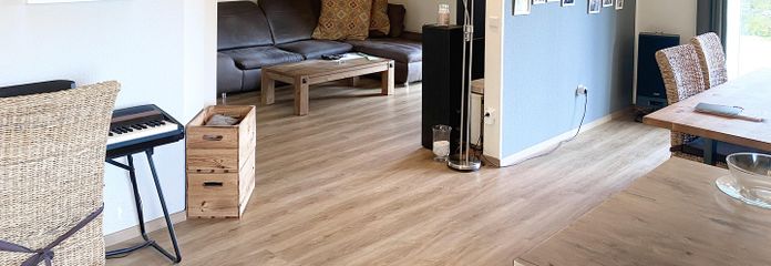 Blick von Küche zu Wohnz.