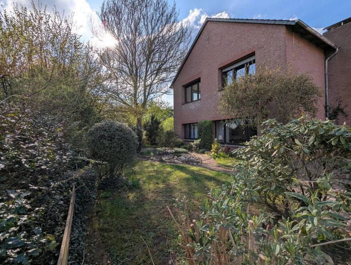 Charmante Dachgeschosswohnung – renoviert & stadtnah – Haus von vorne