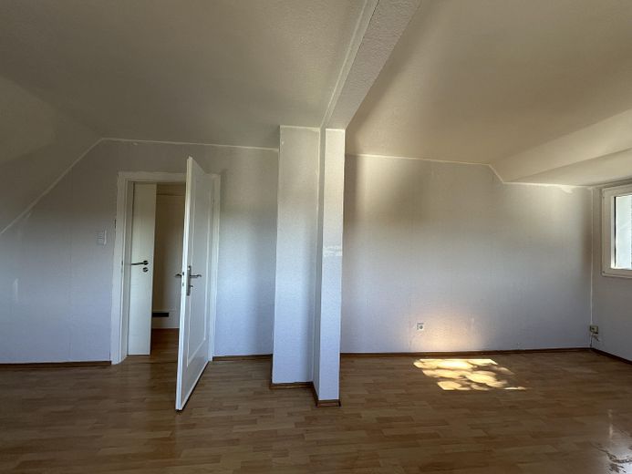 ZENTRUMSNAH! DG Wohnung ETW in saniertem MFH – Wohn- und Essbereich