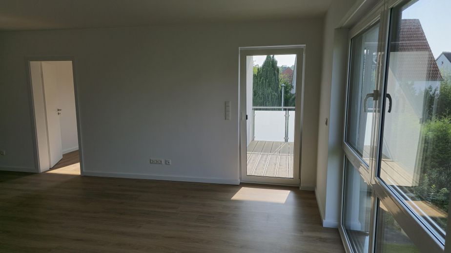 Neubau! Exklusive 3-Zimmer Wohnung mit Balkon! – Wohnzimmer