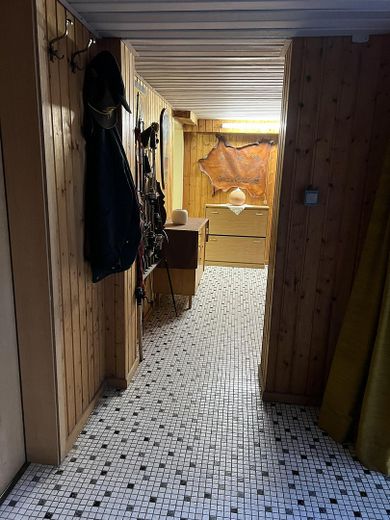 Kellerflur zum Vorratsraum+Bar