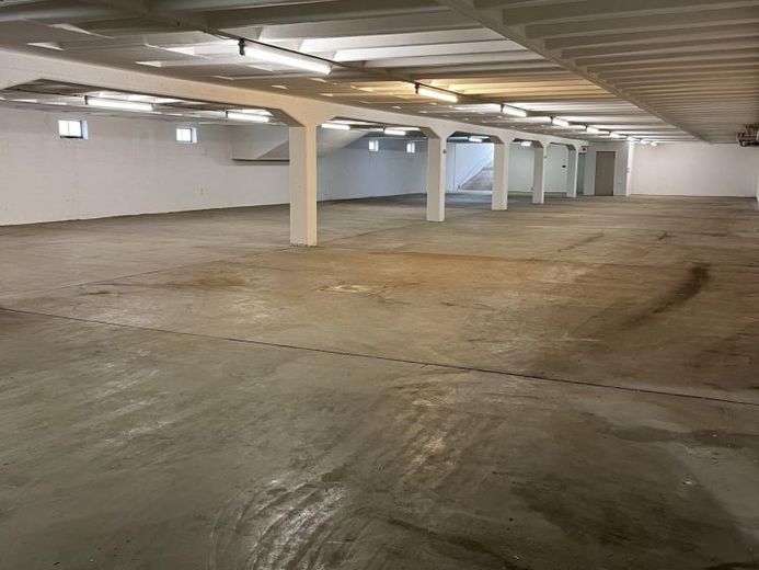 Warmlagerflächen mit Auf- und Abfahrtrampe, Büros und Sanitäranlagen in Hof (gesamt ca. 650 m²) – Foto 1