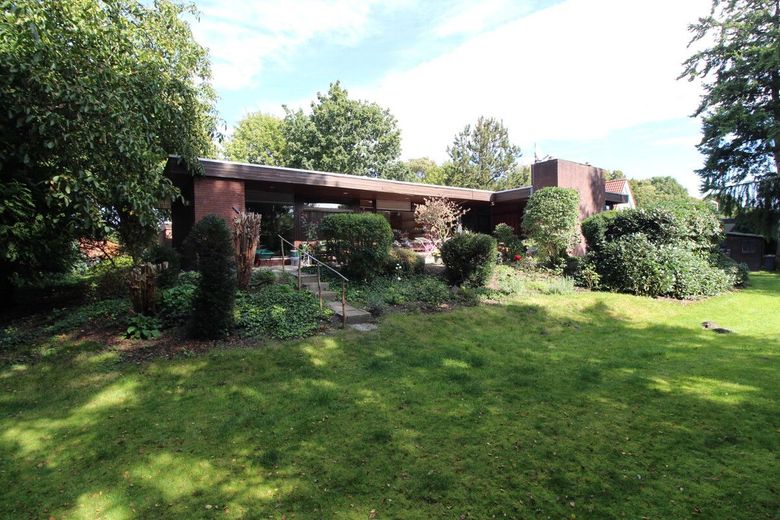 Individueller Flachdach-Bungalow mit Doppelgarage &amp; Parkähnlichem Grundstück in Schiffdorf-Sellstedt – 5 - Gartenansicht